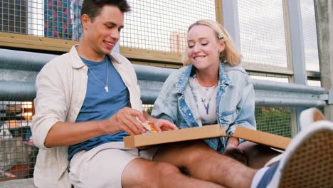 Vacaciones-De-Verano,-Comida-Y-Concepto-De-Personas-Feliz-Pareja-Joven-Comiendo-Pizza-Para-Llevar-En-Las-Calles-De-La-Ciudad